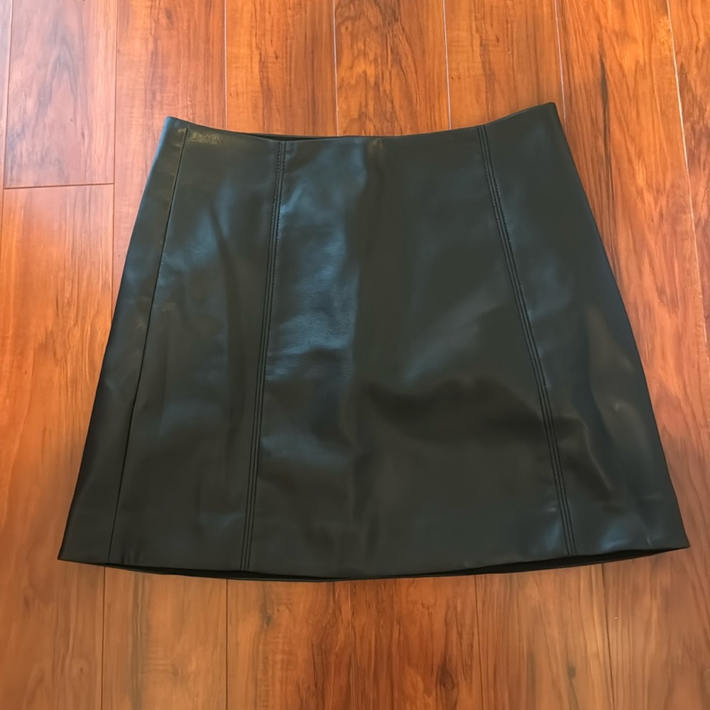 Aritzia Babaton mini skirt